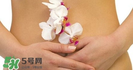 月經(jīng)量少顏色發(fā)黑是怎么回事？月經(jīng)量少怎么辦