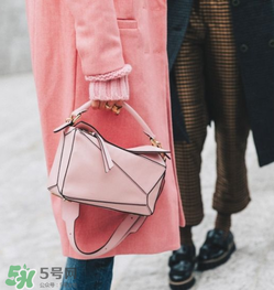 loewe puzzle怎么背好看？loewe puzzle怎么搭配好看？