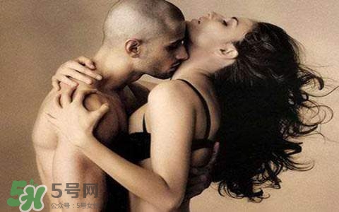 男人為什么喜歡抓女人的胸？男人摸女人的胸部