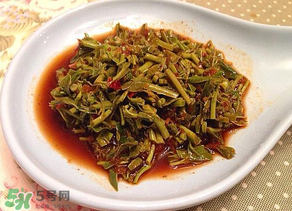 涼拌香椿要過水嗎？香椿涼拌前需要用開水焯一下嗎？