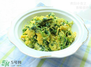 香椿炒雞蛋不能和什么同吃？香椿炒雞蛋什么人不能吃？