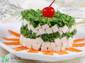 香椿拌豆腐怎么做好吃？香椿拌豆腐放什么油？
