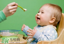 四個(gè)月的寶寶可以喝果汁嗎？寶寶四個(gè)月能喝果汁嗎？