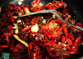 月經(jīng)可以吃油燜大蝦嗎？經(jīng)期能吃油燜大蝦嗎？