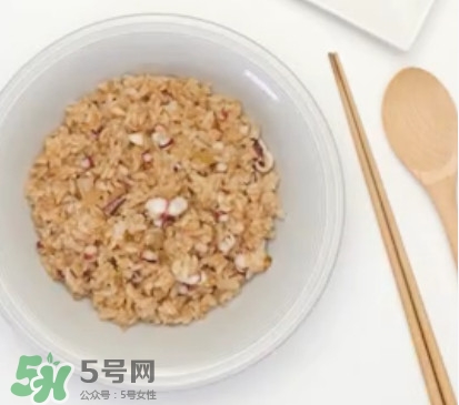 ?黃油魷魚炒飯怎么做？?黃油魷魚炒飯的做法