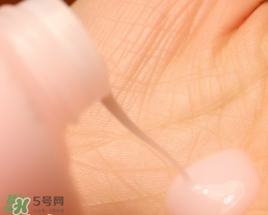 蘭嘉絲汀粉水和蘭蔻粉水哪個(gè)好？蘭嘉絲汀粉水和蘭蔻粉水對比