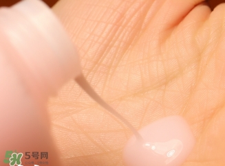 蘭嘉絲汀粉水和蘭蔻粉水哪個(gè)好？蘭嘉絲汀粉水和蘭蔻粉水對比