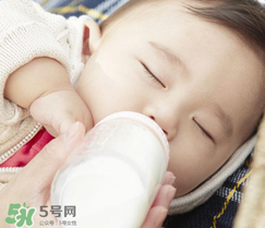 寶寶喝水喝奶要分開用奶瓶嗎？奶瓶喝水和喝奶要分開嗎？