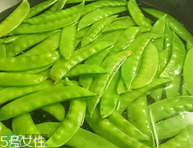 ?炒荷蘭豆要焯水嗎？荷蘭豆不焯水能吃嗎？
