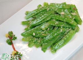 ?炒荷蘭豆要焯水嗎？荷蘭豆不焯水能吃嗎？