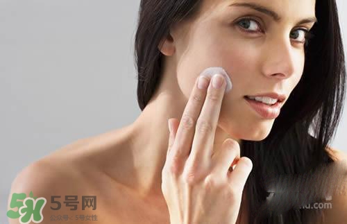 先用磨砂膏還是先用洗面奶？磨砂膏和洗面奶哪個(gè)先用？