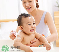 寶寶流鼻涕了還能洗澡嗎？寶寶夏天感冒能不能洗澡？