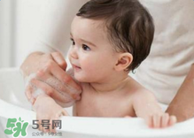 寶寶流鼻涕了還能洗澡嗎？寶寶夏天感冒能不能洗澡？