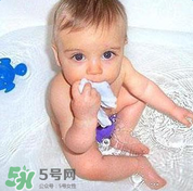 寶寶流鼻涕了還能洗澡嗎？寶寶夏天感冒能不能洗澡？