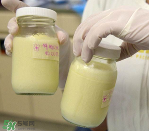 我的奶水發(fā)黃是怎么回事？ 哺乳期奶水發(fā)黃還可以喂奶嗎？