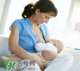 我的奶水發(fā)黃是怎么回事？ 哺乳期奶水發(fā)黃還可以喂奶嗎？