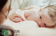 哺乳期奶水有血是什么原因？哺乳期奶水有血能喂奶嗎？