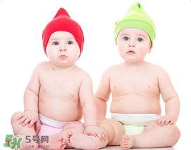 如何判斷新生兒已經(jīng)吃飽？新生兒吃飽了有什么表現(xiàn)？