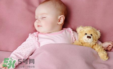 如何判斷新生兒已經(jīng)吃飽？新生兒吃飽了有什么表現(xiàn)？