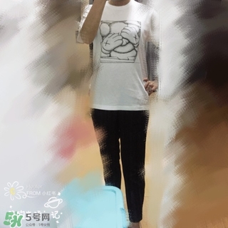 優(yōu)衣庫(kù)xKAWS合作系列衣服多少錢(qián)與試穿圖片