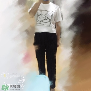 優(yōu)衣庫(kù)xKAWS合作系列衣服多少錢(qián)與試穿圖片
