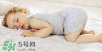 小孩開(kāi)著燈睡覺(jué)好嗎？寶寶睡覺(jué)開(kāi)著燈對(duì)身體有危害嗎？