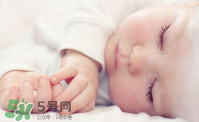 小孩開(kāi)著燈睡覺(jué)好嗎？寶寶睡覺(jué)開(kāi)著燈對(duì)身體有危害嗎？