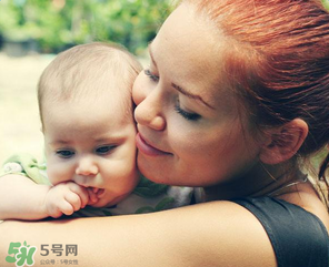 哺乳期媽媽用護(hù)膚品對(duì)寶寶有影響嗎？哺乳期能不能用護(hù)膚品？