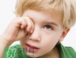 寶寶總是拿手揉眼睛是怎么了？寶寶眼睛癢怎么處理？