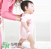 寶寶一歲多了還不會(huì)走路怎么辦？寶寶走路晚是什么原因造成的
