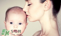 寶寶一般在什么時(shí)候會(huì)叫爸爸媽媽?zhuān)繉殞氄f(shuō)話和智力有關(guān)系嗎