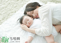 寶寶一般在什么時(shí)候會(huì)叫爸爸媽媽?zhuān)繉殞氄f(shuō)話和智力有關(guān)系嗎