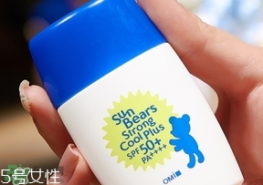 近江兄弟防曬霜紅色藍(lán)色哪個(gè)好？近江兄弟小熊防曬霜紅色藍(lán)色對(duì)比