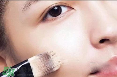 粉底液可以涂在眼部嗎？粉底液涂在眼部有什么危害？