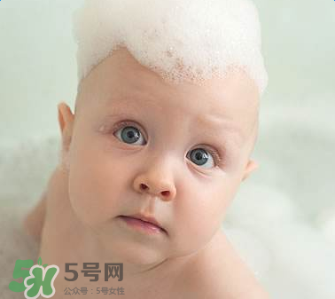 寶寶頭皮上的污垢可以摳掉嗎？寶寶頭上的頭垢該怎么處理？