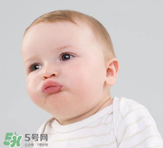 寶寶頭皮上的污垢可以摳掉嗎？寶寶頭上的頭垢該怎么處理？