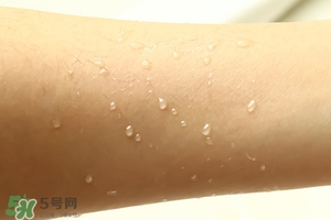 ajuste防曬噴霧哪個顏色好？ajuste防曬噴霧藍色綠色白色區(qū)別