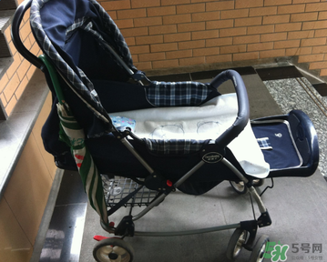 好孩子?jì)雰很囋趺捶牌剑亢煤⒆計(jì)雰很嚾绾握{(diào)節(jié)放平？
