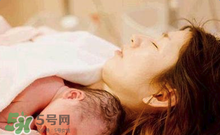 產(chǎn)后皮膚干燥起皮又很癢是怎么回事？生完小孩后皮膚特干怎么辦？