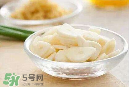 生吃蒜頭有什么好處？生吃蒜頭的功效和作用