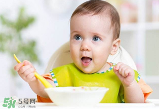 寶寶吃米粉拉綠便便怎么回事？寶寶吃米粉拉綠色要緊嗎？