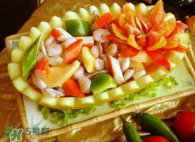 甜瓜和海鮮能一起吃嗎？吃海鮮能吃香瓜嗎？