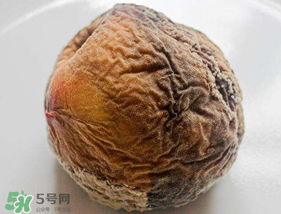 ?桃子發(fā)霉了還可以吃嗎？吃了發(fā)霉的桃子怎么辦？