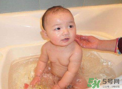 夏天嬰兒洗澡水溫多少度合適？夏天嬰兒洗澡水溫需要多少度？
