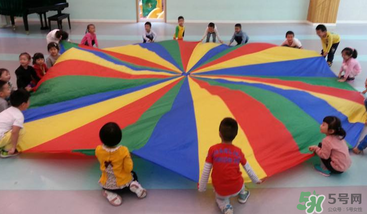 餃子在幼兒園玩的游戲叫什么？彩虹傘的捕魚游戲怎么玩？