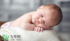 夏天寶寶可以穿開襠褲嗎？寶寶穿開襠褲有什么危害嗎？