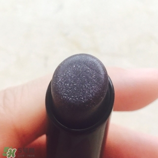 嬌蘭小黑裙007顯色嗎？嬌蘭小黑裙007適合唇色淺的嗎？