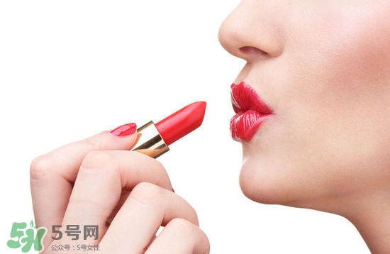 哺乳期能不能涂口紅呢？哺乳期涂口紅對(duì)寶寶有危害嗎？