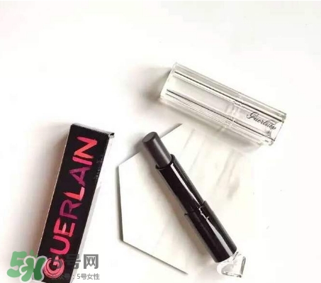 嬌蘭小黑裙007顯色嗎？嬌蘭小黑裙007適合唇色淺的嗎？