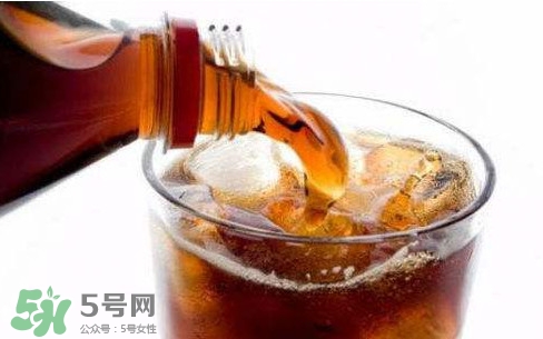 為什么喝碳酸飲料打嗝嗆鼻子？碳酸飲料為什么會冒泡